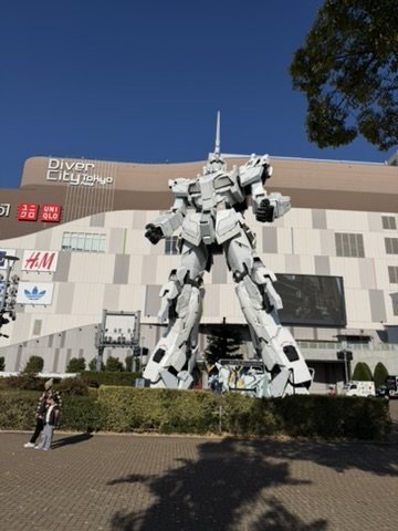 The white Unicorn Gundam statue in front of DiverCity Tokyo Plaza